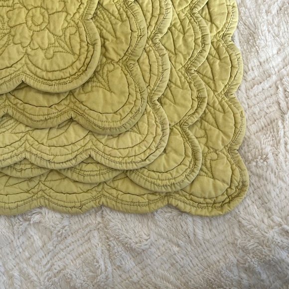 Sur La Table Green Floral Quilted Scalloped Placemats - Set of 5 - Picture 2 of 8